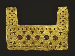 Borstplaat, uit het Castellani-graf in Palestrina (goud en amber)